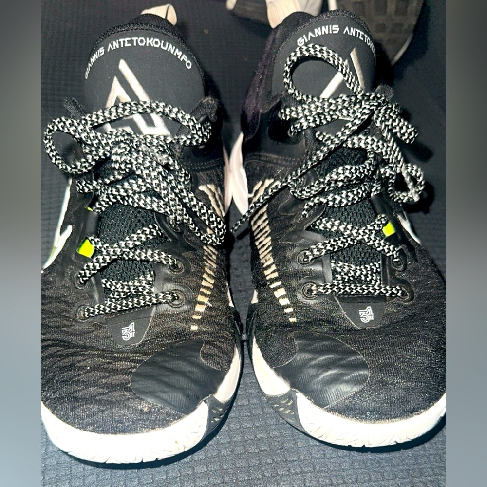 nike giannis boy size 6